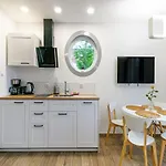 Comfortable Ground Floor Apartment, Summer Pool *